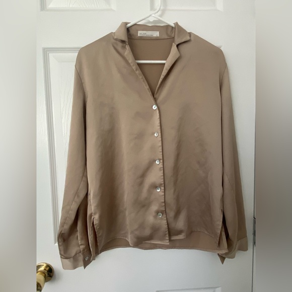 ❣️SOLD❣️Oak + Fort Silk Material Button Down Size XS - Picture 2 of 6